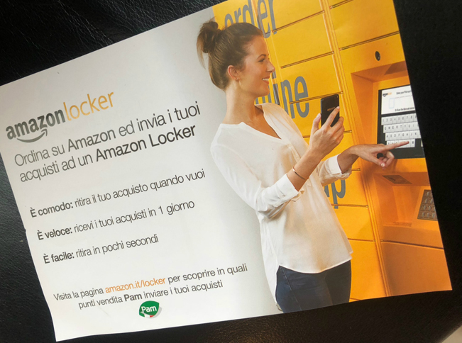 アマゾンロッカーの脇に置かれていたリーフレット。「いつでも受け取れます」「（注文から）1日以内に受け取り可能」「取り出しは数秒」などと、魅力的なコピーが連なっているのだが……。
