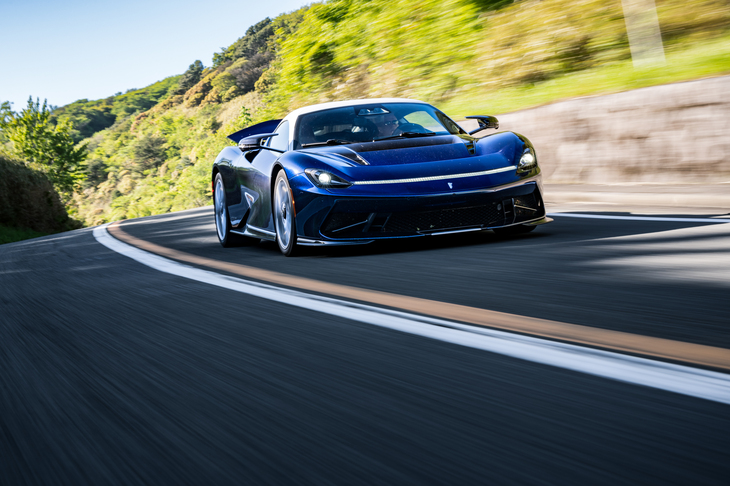 パワートレインをはじめとするEVとしての主要メカニズムは、クロアチアのリマック社が供給する。システムトータル最高出力は1903PS、同最大トルクは2340N・m。約358km/hのトップスピードを誇る。