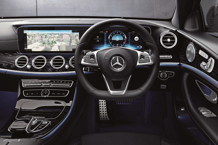 インストゥルメントパネルまわりには、「Sクラス」と同じく、大型の液晶ディスプレイを横方向に2枚つなげた「コックピットディスプレイ」を採用している。