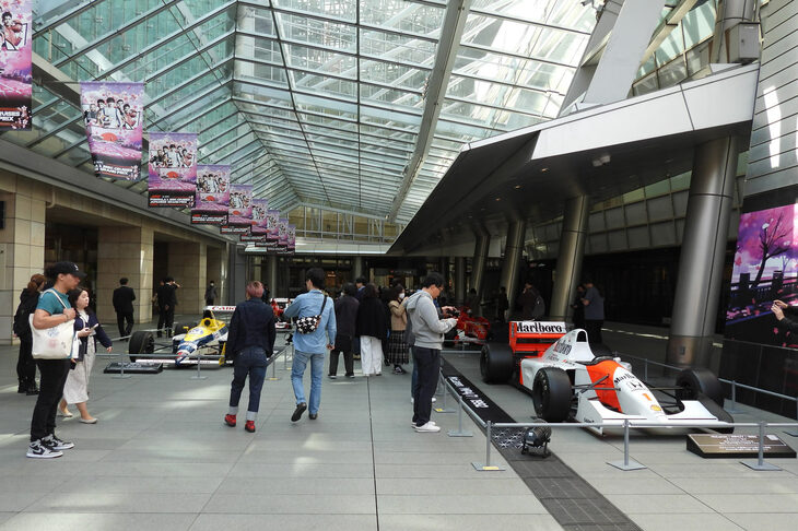 「F1 Tokyo Festival 2024」の会場である六本木ヒルズの大屋根プラザには、新旧6台のF1マシンが展示されていた。