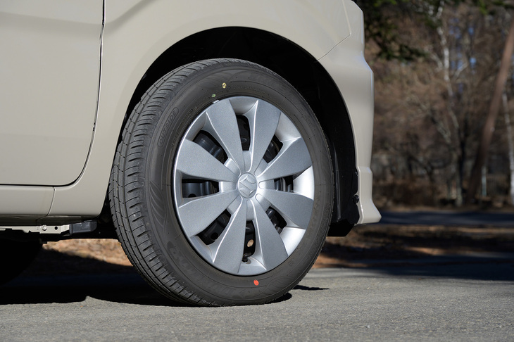 足元は14インチのスチールホイールにキャップの組み合わせだ。