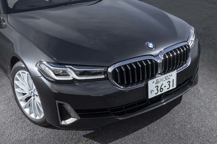 フロントまわりでは左右が一体になったキドニーグリルを採用。ヘッドランプはL字のLEDが2つ並ぶデザインに変更された。