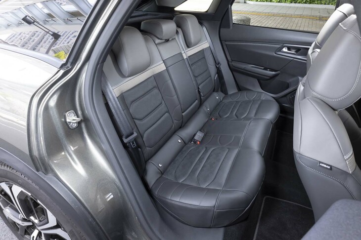 後席空間はご覧のとおり。前席ともどもシートの肩口に「ダブルシェブロン」をモチーフにしたステッチがあしらわれる。