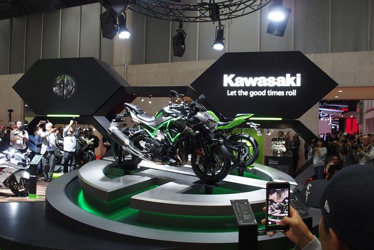 ターンテーブル上に展示された「Z H2」。