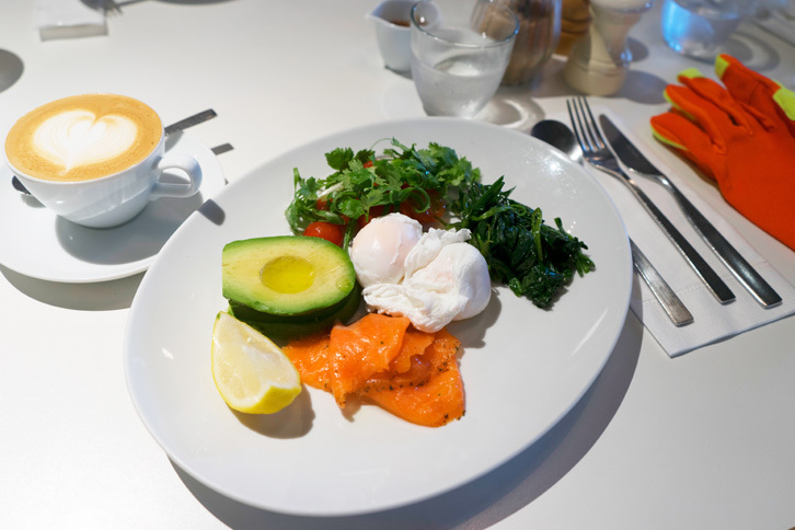 練習後、カフェで軽食をいただく。気分はチームスカイの日常練習。