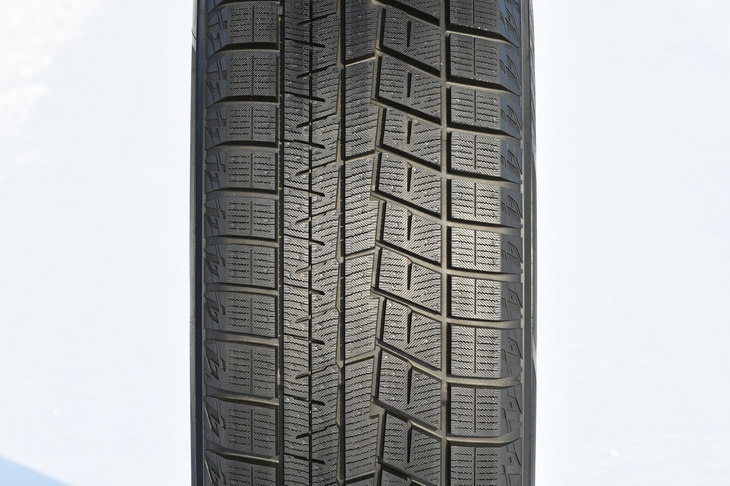 さまざまな技術が取り入れられた「アイスガードiG60」のトレッドパターン。イン側（写真左）を氷上性能に配慮したデザイン、アウト側（同右）を雪上性能に配慮したデザインとする、左右非対称のパターンが用いられている。