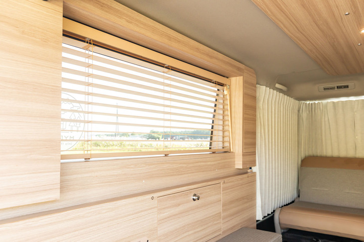 ブラインドとカーテン、ロールスクリーンはセットで26万9500円のオプション。運転中でもミシリとも音を立てないのはさすが。