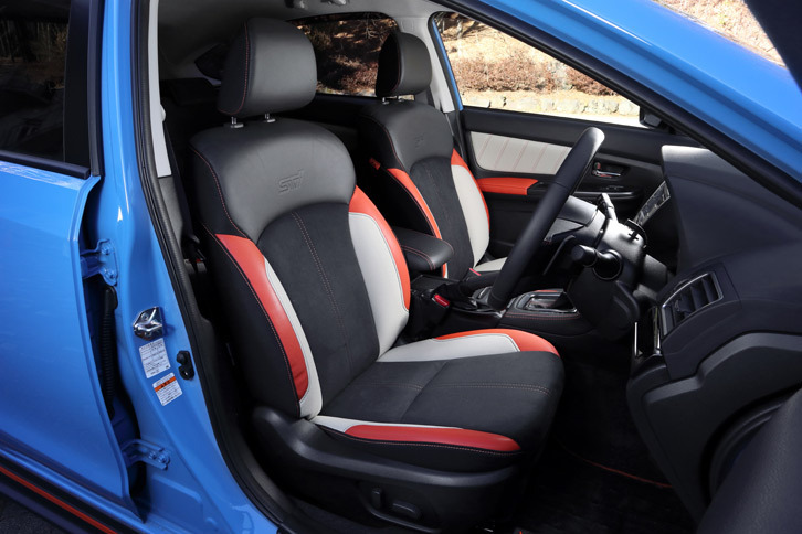 場所に応じて4種類の表皮素材が使い分けられた専用シート。背もたれの上部には「STI」のロゴがエンボス加工されている。