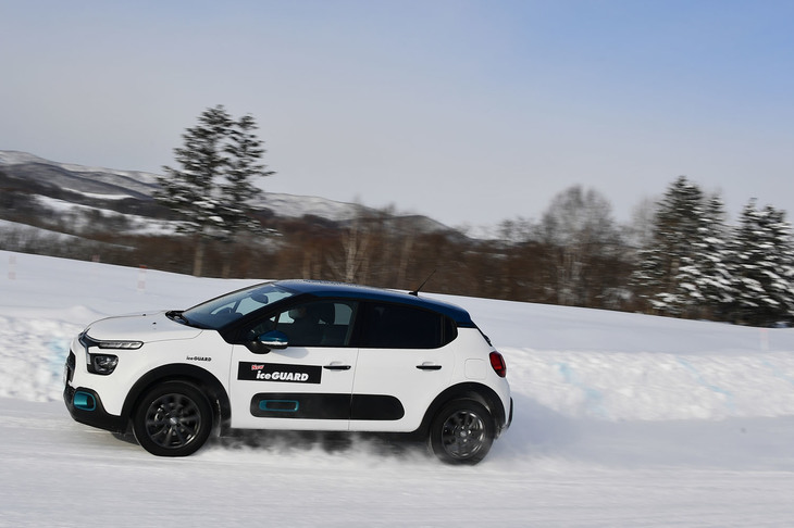 ヨコハマの「北海道タイヤテストセンター」における「アイスガード7」が装着された「シトロエンC3」の雪上走行シーン。アイスガード7は、新デザインのトレッドパターンや同商品専用となる「ウルトラ吸水ゴム」の採用により、「氷に効く」「永く効く」「雪に効く」がうたわれている。