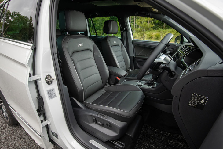 テスト車にはオプションのレザーシートが装着されていた。バックレストには「R」のロゴが備わる。