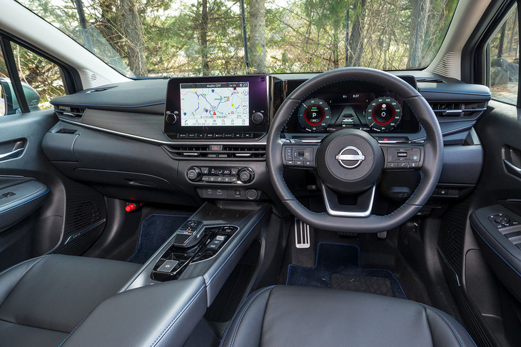 AUTECHのブランドコンセプトは「プレミアムスポーティー」。内装における色での主張はブルーのステッチくらいで、あくまで落ち着いた空間に仕立てている。