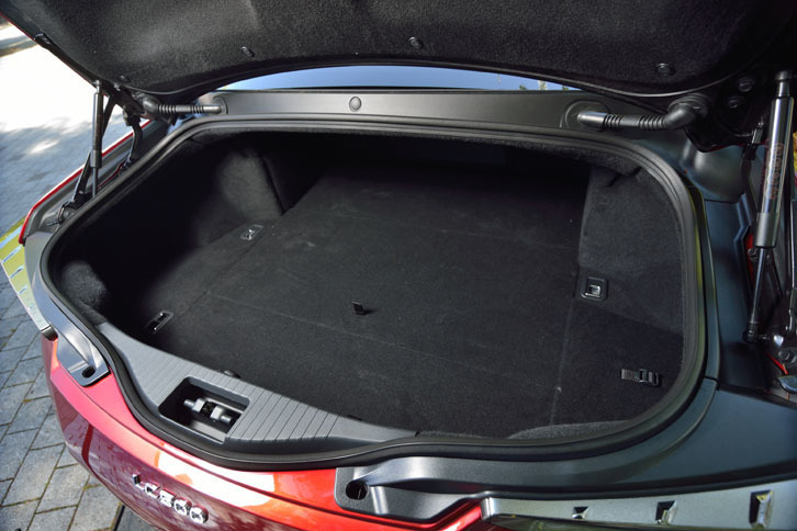 トランクルームの容量は、197リッター。ゴルフバックであれば、9.5インチのものが1個収納できる。