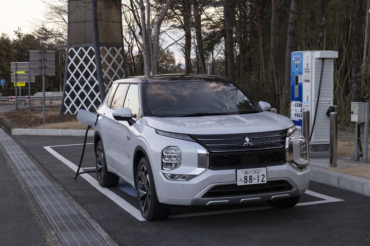 駆動用リチウムイオンバッテリーは13.8kWhから20.0kWhへと大幅に容量がアップ。急速充電にも対応しているのが「トヨタRAV4 PHV」に対する優位点。