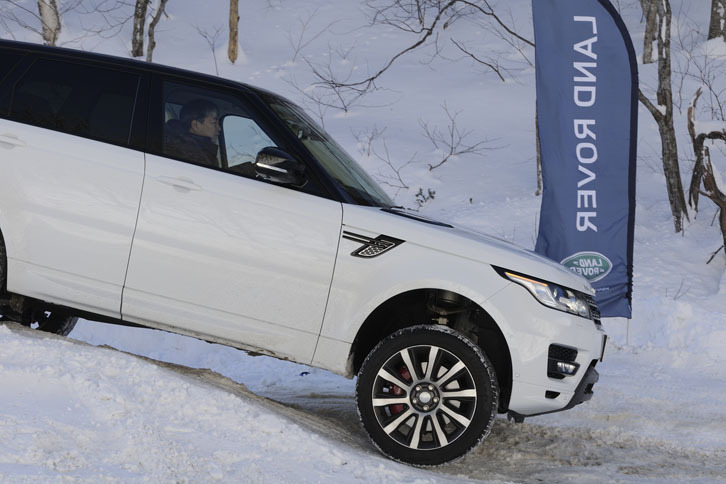 2016年モデルのランドローバー各車には、1.8～30km/hの範囲で一定速走行できるATPCが全車に標準またはオプション装備された。