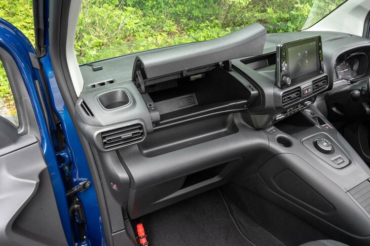 助手席の前方には車検証ケースがすっぽりと収まるふた付き収納がある。この角度から見るとセンタースクリーン後ろの収納スペースも確認できる。