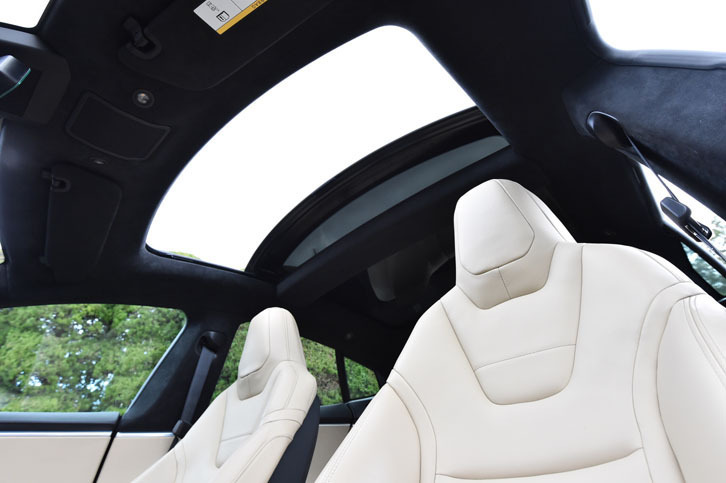 テスト車は、前席・後席それぞれの頭上がガラスルーフになる「パノラミックルーフ」（オプション）を装備していた。前席のルーフは、写真のように開放可能。