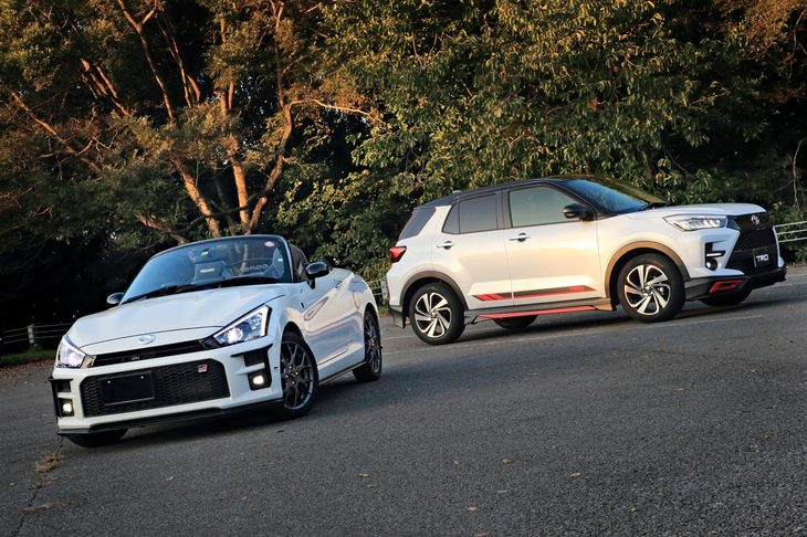 会場にはTRDのパーツを装着した「ライズ」（右）の姿も。ボディー下部に装着された空力パーツが車体の側部や底部を流れる空気を整流し、走行安定性を高めるという。