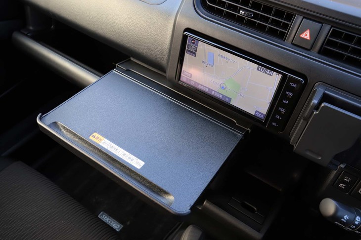 A4サイズのノートPCが置ける大きさを確保した、スライド式のインパネテーブルを装備。10kgまでの耐荷重量を持っている。