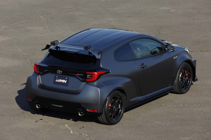 ボディーカラーは全4色。「マットスティール」と呼ばれる写真のカラーは35万2000円の有償色。