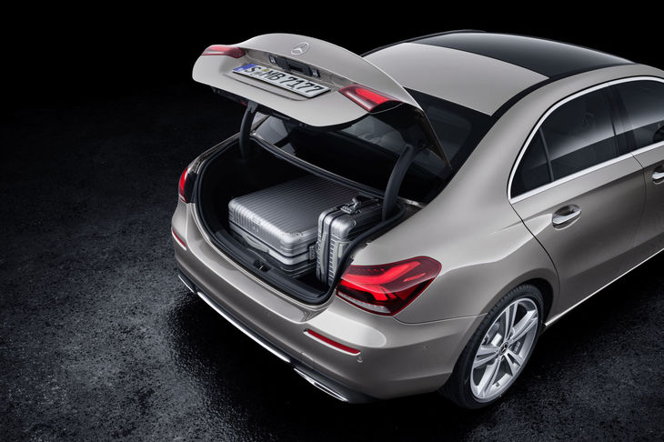 メルセデス・ベンツAクラス セダン（トランクルーム）