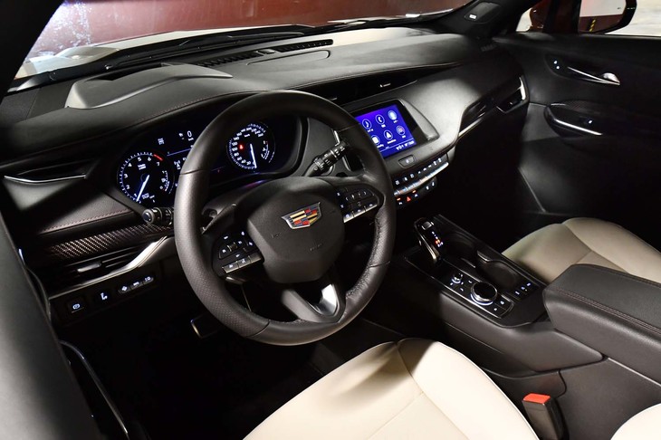 “本物の素材”にこだわる「XT4」のインテリア。日本仕様車のハンドルの位置は左のみとなる。