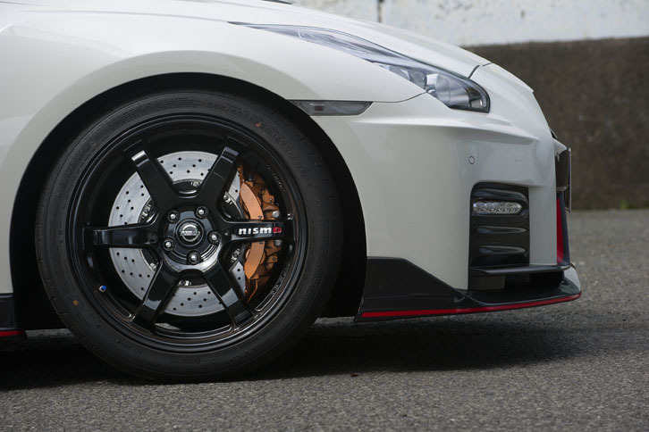 足元は「GT-R NISMO」専用タイヤの「ダンロップSP SPORT MAXX GT 600 DSST CTT」と、同じく同車専用のレイズ製鍛造アルミホイールの組み合わせとなる。