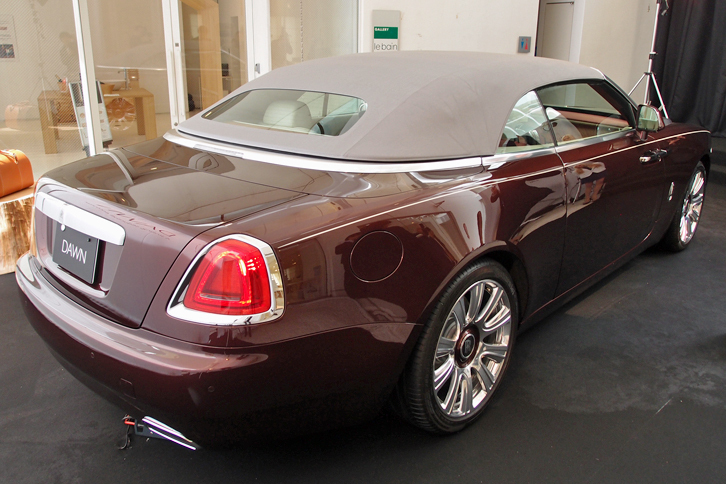 リアビュー。写真は、ルーフを閉じた状態のもの。