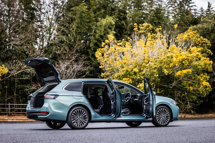 新型「パサート」のボディーサイズは、全長×全幅×全高＝4915×1850×1500mm、ホイールベース＝2840mm。旧型に比べて130mm延びたEセグメントに迫る全長が特徴だ。