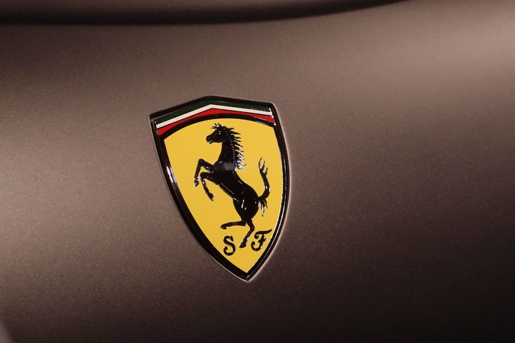 日本では2016年度（2016年4月～2017年3月）に、前年度よりも44台増しとなる726台のフェラーリが新規登録された。（日本自動車輸入組合調べ）