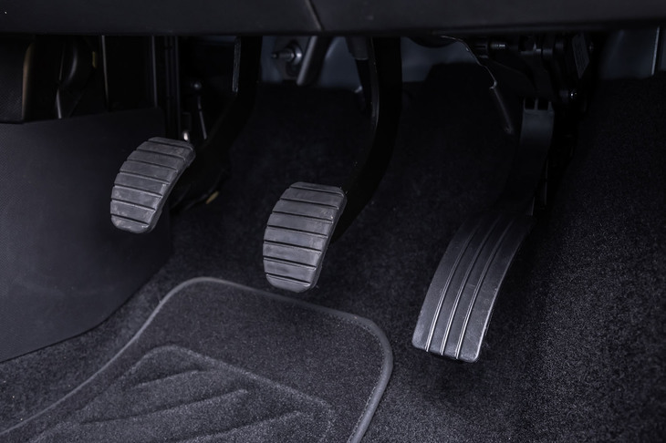 「トゥインゴS」のペダルレイアウト。ペダルの配置はヒール＆トウにうってつけだが、フットレストが用意されていないため、走行中は左足の置き場に困るシーンも出てくる。