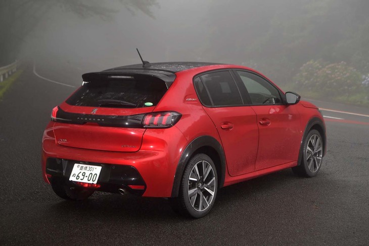 【プジョー208 GTラインのスペック】
	ボディーサイズ：全長×全幅×全高＝4095×1745×1445mm／ホイールベース：2540mm／車重：1170kg／駆動方式：FF／エンジン：1.2リッター直3 DOHC 12バルブ ターボ／トランスミッション：8段AT／最高出力：100PS（74kW）/5500rpm／最大トルク：205N・m（20.9kgf・m）/1750rpm／タイヤ：（前）205/45R17／（後）205/45R17（ミシュラン・プライマシー4）／燃費：17.0km/リッター（WLTCモード）／19.5km/リッター（JC08モード）／価格：293万円
	
	【取材時の燃費データ】
	テスト距離：238.0km（市街地1：高速道路7：山岳路2）／使用燃料：19.7リッター（ハイオクガソリン）／参考燃費：12.1km/リッター（満タン法）／12.1km/リッター（車載燃費計計測値）