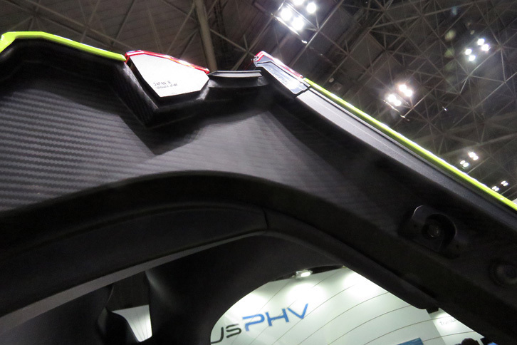 「トヨタ・プリウスPHV」のテールゲートには、カーボン素材が用いられている。