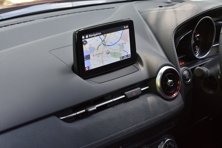 ダッシュボード中央には7インチのディスプレイがレイアウトされる。カーナビを含むインフォテインメントシステムの操作は、シフトレバー手前のスイッチ類で行う。