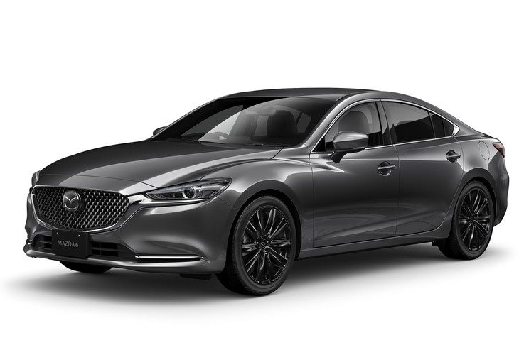マツダのフラッグシップモデル「アテンザ」の車名が「マツダ6」へと変更に。後日、「デミオ」も「マツダ2」へと変更された。