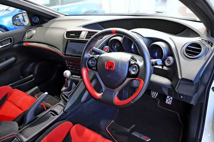 黒と赤のツートンのインテリア。「シビック」としては初の“R”となった、6代目シビックの「タイプR」から受け継がれる意匠だ。