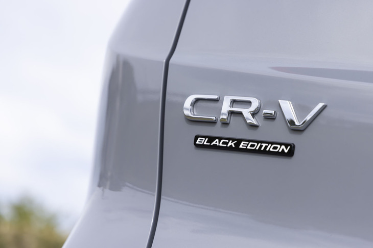 【ホンダCR-V e：HEV RSブラックエディションのスペック】　
	ボディーサイズ：全長×全幅×全高＝4700×1865×1690mm／ホイールベース：2700mm／車重：1830kg／駆動方式：4WD／エンジン：2リッター直4 DOHC 16バルブ／モーター：交流同期電動機／エンジン最高出力：148PS（109kW）/6100rpm／エンジン最大トルク：183N・m（18.7kgf・m）/4500rpm／モーター最高出力：184PS（135kW）/5000-8000rpm／モーター最大トルク：335N・m（34.2kgf・m）/0-2000rpm／タイヤ：（前）235/55R19 101Y XL／（後）235/55R19 101Y XL（ミシュラン・ラティチュード スポーツ3）／燃費：18.0km/リッター（WLTCモード）／価格：577万9400円　
	
	【取材時の燃費データ】　
	テスト距離：304.2km（市街地2：高速道路6：山岳路2）／使用燃料：25.4リッター（レギュラーガソリン）／参考燃費：12.0km/リッター（満タン法）／14.3km/リッター（車載燃費計計測値）