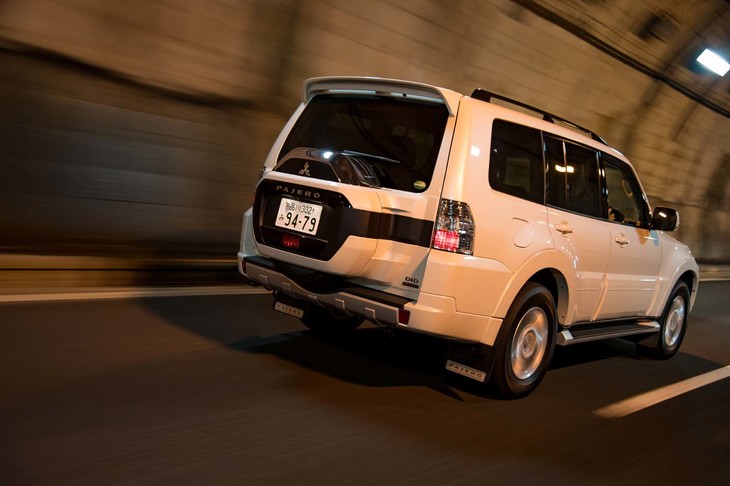 現行型「パジェロ」のデビューは2006年10月。細かな改良を受け続けてきたものの、内装のしつらえなどに古さを感じさせるのは仕方のないところだ。