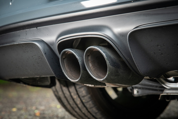 ブラックで仕上げられたセンター2本出しのスポーツテールパイプ。「718ボクスターGTS」のエキゾーストシステムにはフラップコントロールが装備されており、状況に応じてスポーティーなサウンドを楽しむことができる。