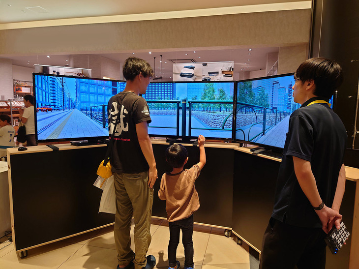 「ファミリー交通安全パーク」の新アイテムのひとつが、歩行者シミュレーターだ。これは教習所などで体験した人も多いであろうドライブシミュレーターの歩行者版で、センサーが体験者の動きを検知して、「道路に潜む危険に注意しながら歩行できているか」をチェックする。子どもたちは、日々の経験を生かし、突然現れるクルマや自転車との接触のリスクを見事に回避。大人も感心するほど素晴らしい歩行を見せてくれた。