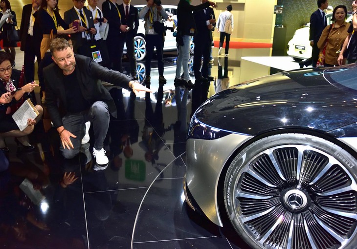 ホルガ―さんを含む周囲の人間と比べると、24インチホイールの大きさがよくわかる。ただし、量産される際には、もっと小さいサイズのものが装着される見込み。