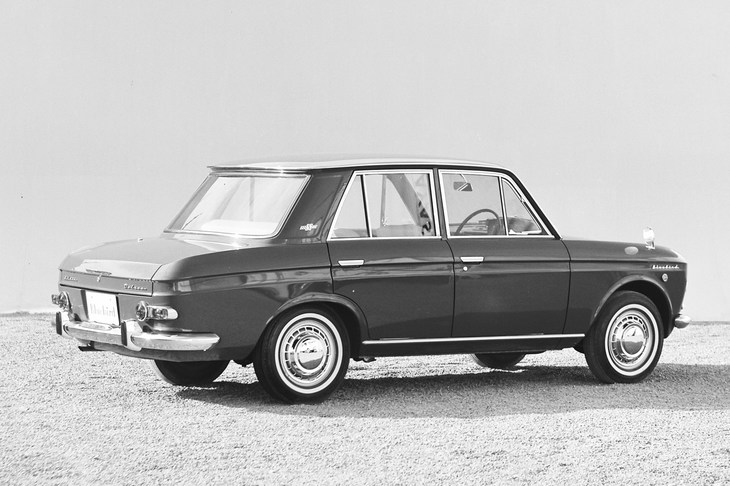 欧州車を思わせるデザインはピニンファリーナの手になるものだが、“尻下がり”のスタイリングは日本人には受け入れられなかった。