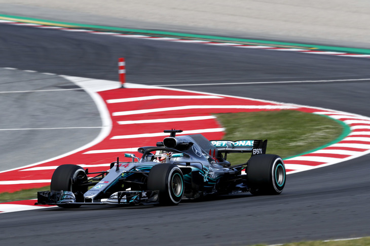 前戦アゼルバイジャンGPでようやく今季初優勝を記録しポイントリーダーに躍り出たハミルトン（写真）は、セバスチャン・ベッテルの4戦連続ポールポジションを阻止することに成功。開幕戦以来となる今年2度目の予選P1を獲得した。速さを取り戻した王者はレースでも主導権を握り、結局誰からも挑戦されることなく完勝。今季2勝目、通算64勝目を飾り、ベッテルとの間にあった4点の差は一気に17点にまで拡大した。なお今回のポール・トゥ・ウィンは自身通算41回目、ミハエル・シューマッハーの記録を抜いて歴代最多となった。
	（Photo=Mercedes）