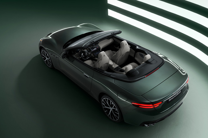 最高出力490PSの3リッターV6ツインターボ「ネットゥーノ」エンジンが搭載される「マセラティ・グランカブリオ」。