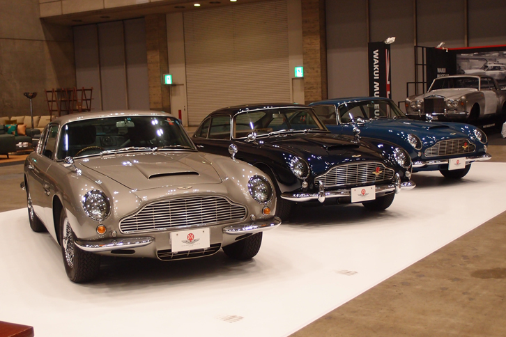 クラシックなアストンマーティンが並ぶ、アトランティックカーズ。