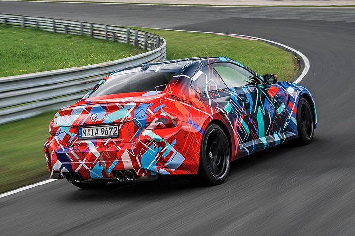 短いホイールベースと275幅のフロントタイヤの組み合わせで、クルマの挙動はシャープそのものだ。