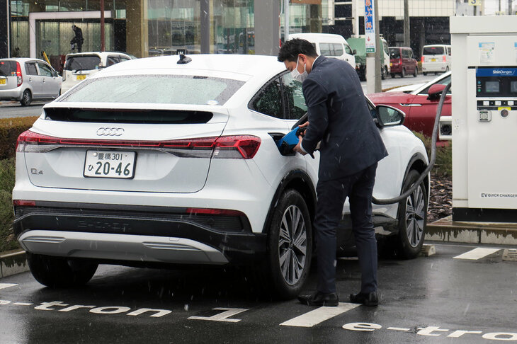 駐車場には出力90kWhの急速充電器を設置。これも太陽光発電や「CO2フリー電力」によって稼働している。