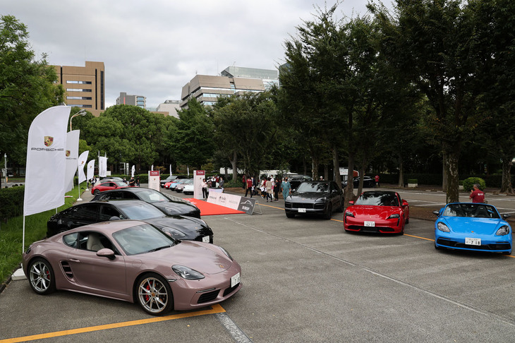 イベントのフィニッシュポイントである東京プリンスホテルの駐車場。ゴールしてくるエントラントを迎えるべく並べられた、「タイカン」をはじめ「パナメーラ」「カイエン」「718ボクスター」「718ケイマン」などの現行モデル。