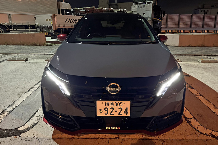 フロントグリルは冷却性能向上と空気抵抗低減を両立するフラッシュタイプのNISMO専用デザイン。個人的には「デジタルVモーショングリル」が採用される標準仕様車よりもこちらのほうが断然好み。