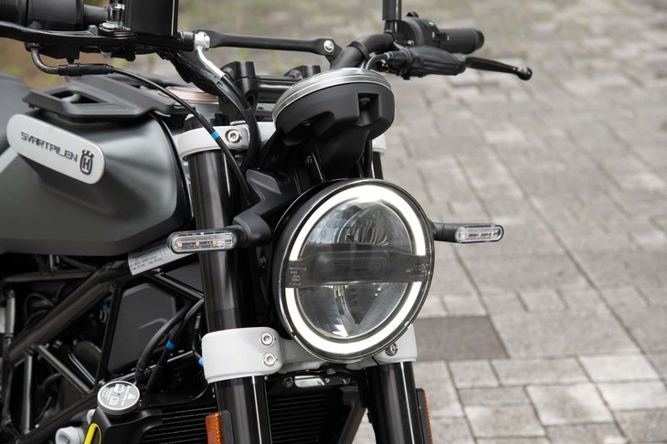 ヘッドランプはLED式。伝統的な“丸目”を思わせるデザインが採用されている。