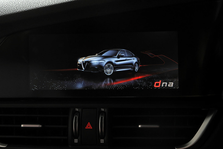走行モードは「Dynamic」「Natural」「Advanced Efficiency」の3種類で、エンジンスロットルやトランスミッション、パワーステアリング、ブレーキなどの制御が切り替わる。